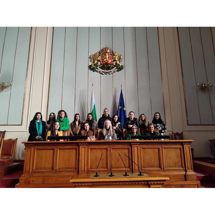 studenti-v-ns_700x700_pad_478b24840a