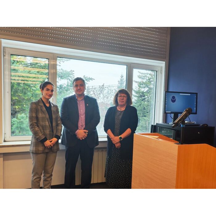 img-c2ed06e6a9889daa1c37d673e7f8e2d5-v_700x700_pad_478b24840a