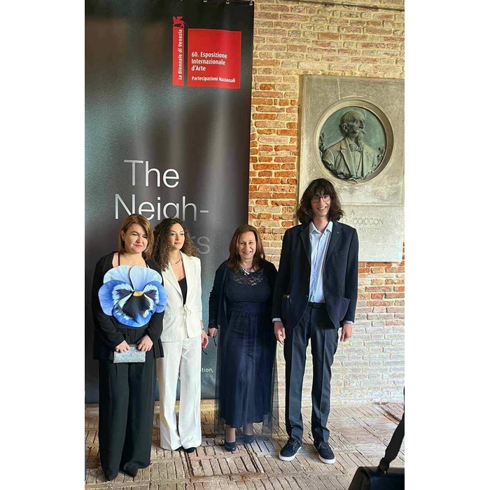 studentka-bienale_700x700_pad_478b24840a