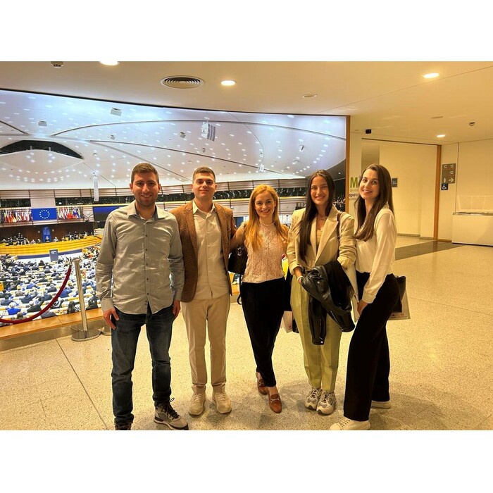 nakova-zaglavna_700x700_pad_478b24840a