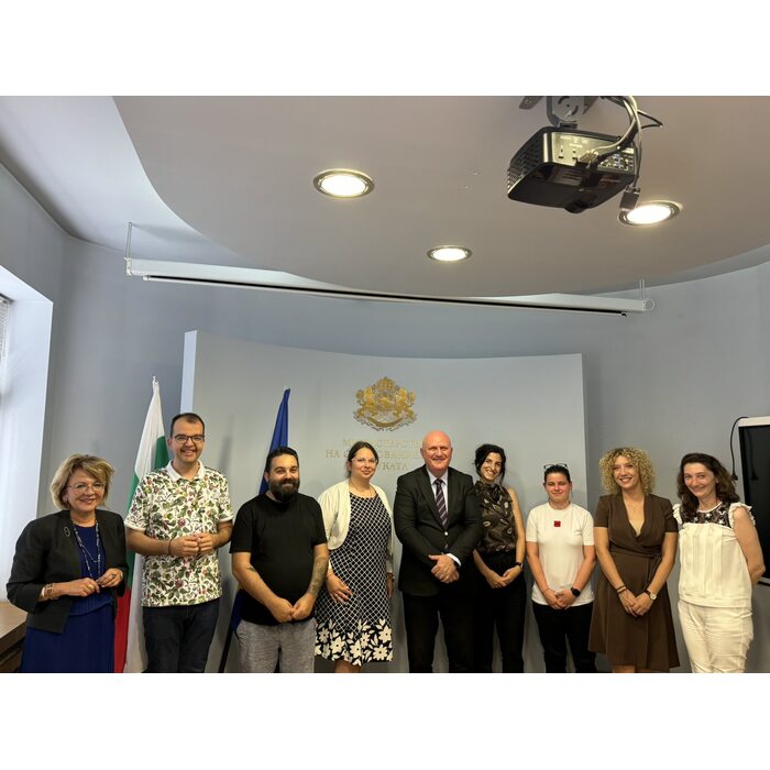 zaglavna-minister_700x700_pad_478b24840a