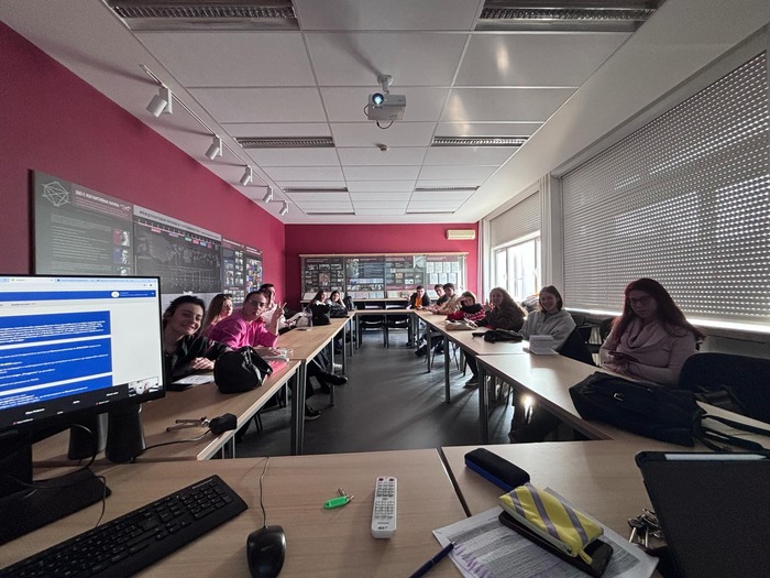 messenger-creation-1-d099633-292-d-43-c1-a0-ef-d901-e709-d6-e8_700x700_fit_478b24840a