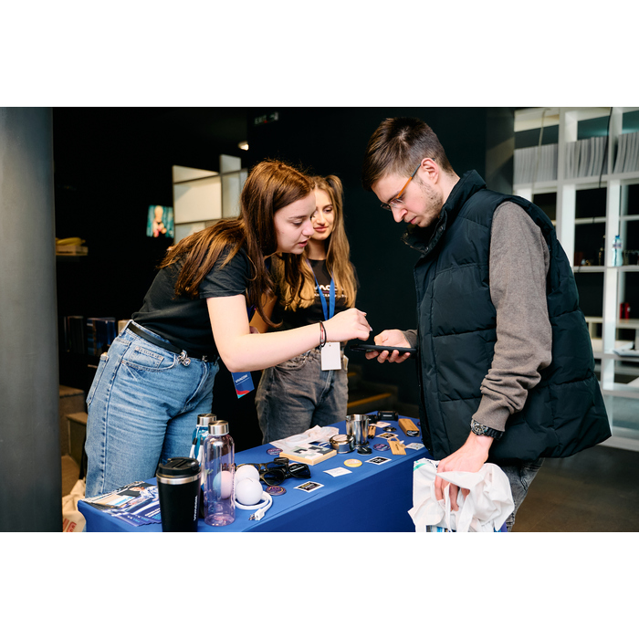 karieren-forum-nbu-17-04-11_700x700_pad_478b24840a