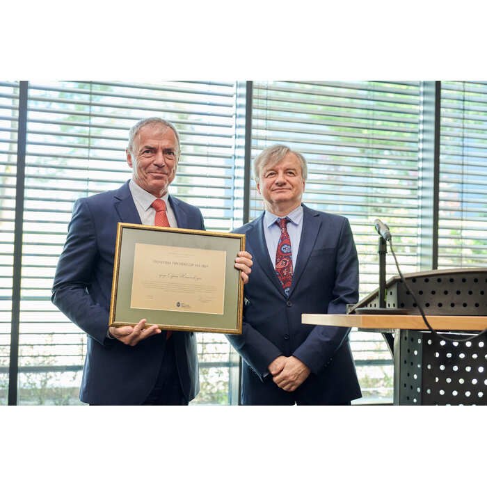 pochiten-prof-ignatov-2025-0372_700x700_pad_478b24840a