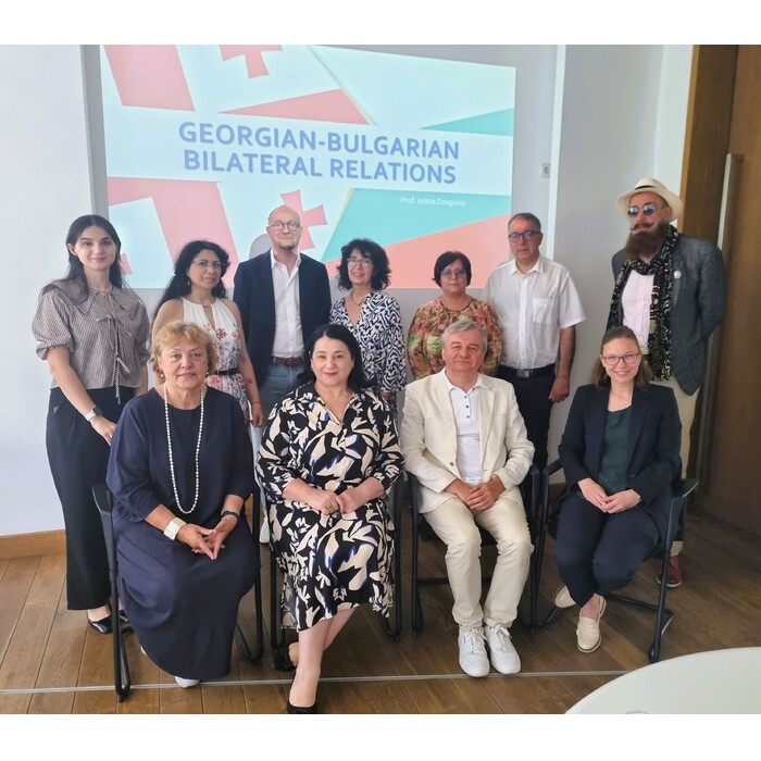 nbu-presentation-18-06-25-12_700x700_pad_478b24840a