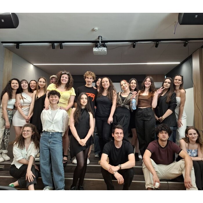 puteshestvie-iz-muzikalite_700x700_pad_478b24840a