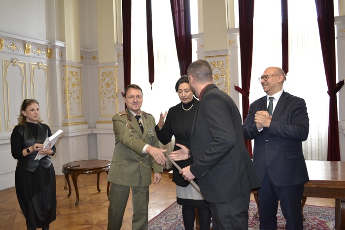 1_700x700_fit_478b24840a