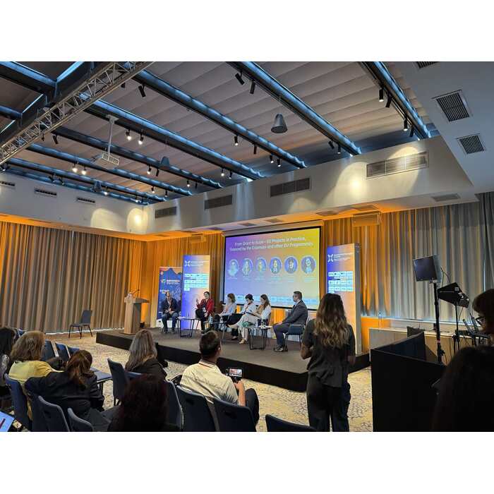 erasmus1_700x700_pad_478b24840a