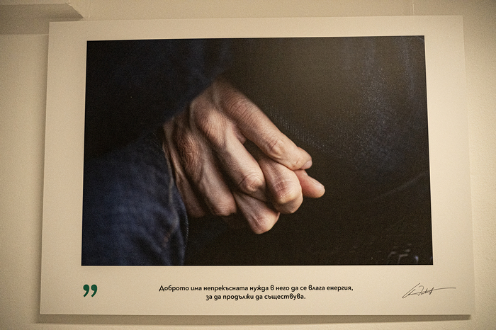 photo-hands_700x700_fit_478b24840a