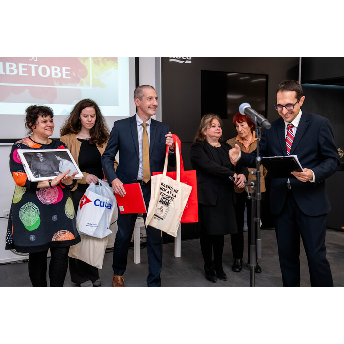 award-2025-3_700x700_pad_478b24840a