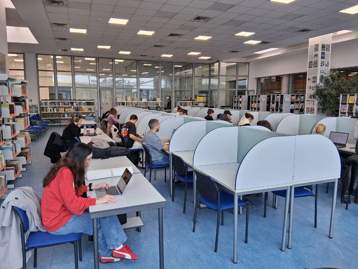 biblioteka-seminar-diplomna-teza-5-03_700x700_fit_478b24840a