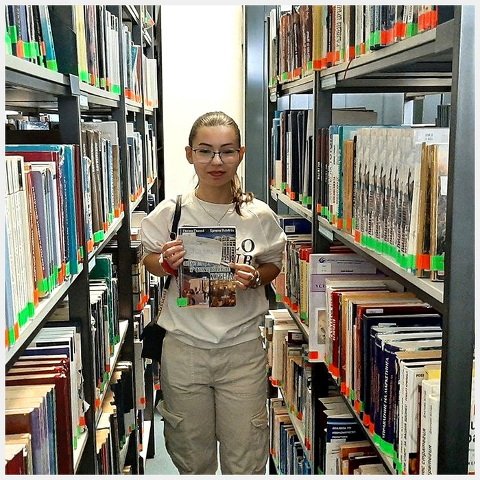 biblioteka-square-1080-web_700x700_fit_478b24840a