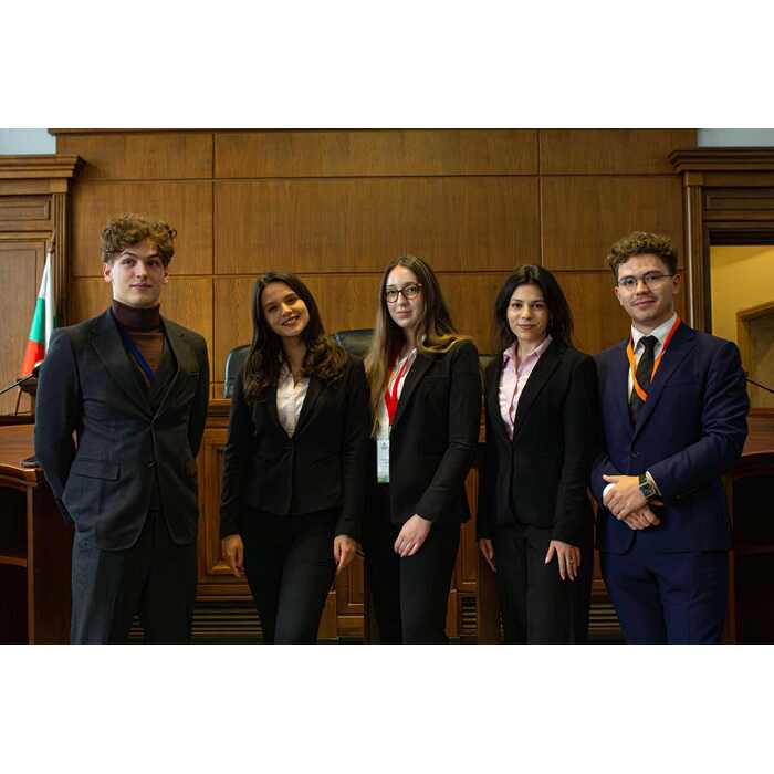 studenti1_700x700_pad_478b24840a