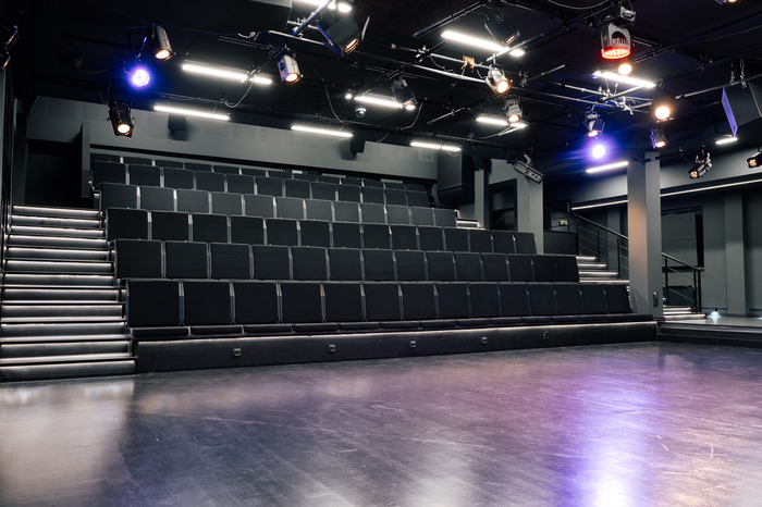 uni-teatar-4_700x700_fit_478b24840a